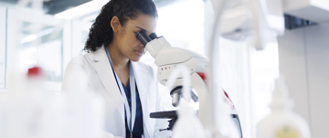 woman-using-microscope