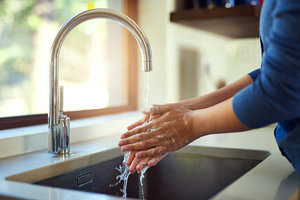 washing-hands-carefully-in-sink-to-avoid-spreading-allergens-that-can-trigger-asthma