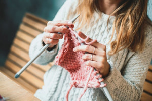 woman-knitting